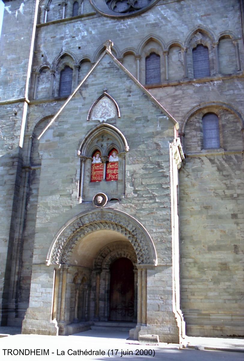 Fiche média no. 28809 TRONDHEIM (Sør-Trøndelag) - Nidarosdomen, de style principalement gothique, la Cathédrale comporte de nombreuses parties de style roman, tel que le portail de la façade Nord
