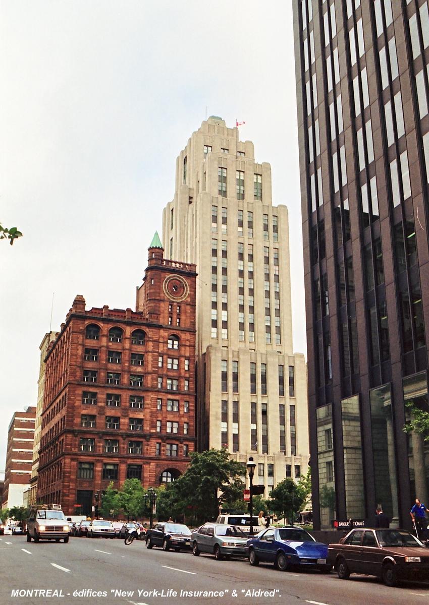 MONTREAL (Montréal) – « Aldred building », édifice de style Arts Déco (contemporain du Rockefeller Center de NY). A droite sur l'image 