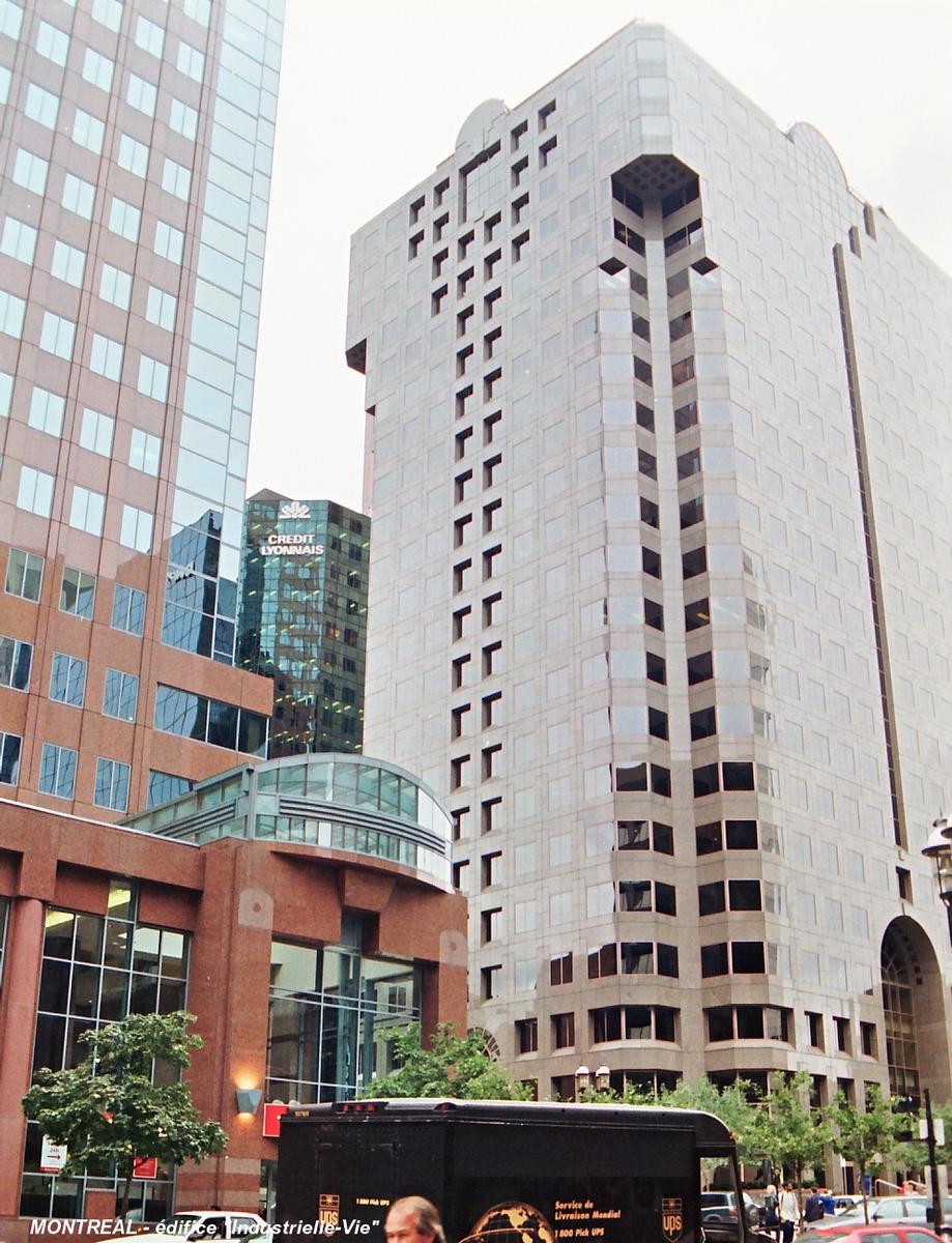 MONTREAL (Montréal) – Edifice « l'Industrielle-Vie » aux façades de granit rouge, érigé en 1986 sur l'Avenue Mc Gill Collège 
