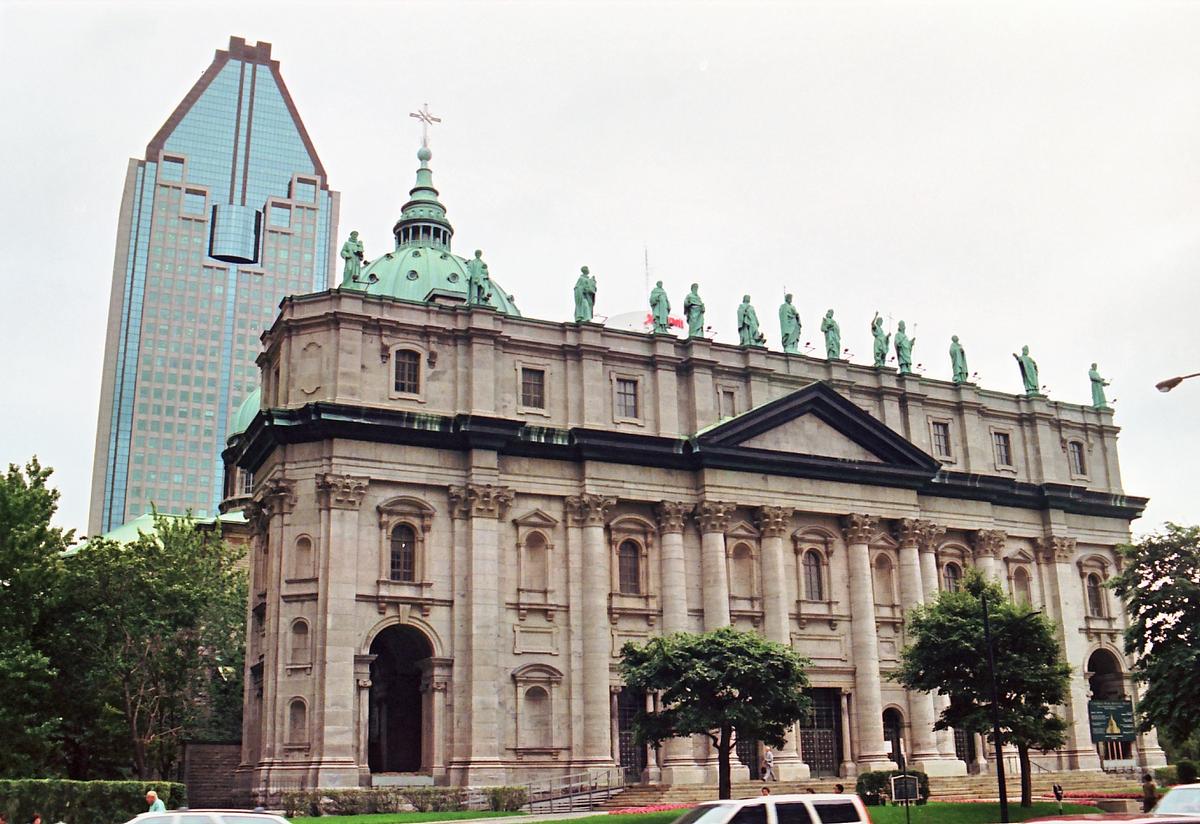 MONTREAL (Montréal) – Cathédrale Marie-Reine-du-Monde, façade principale sur le Boulevard René-Lévesque 