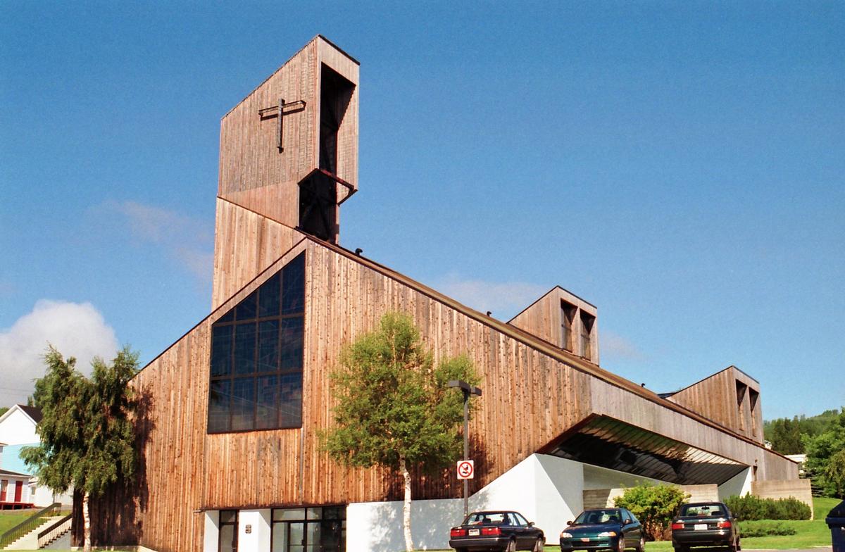 GASPÉ (région Gaspésie) – Cathédrale du Christ-Roi, consacrée en 1969, construction en cèdre rouge (architecte Gérard Notebaert) 