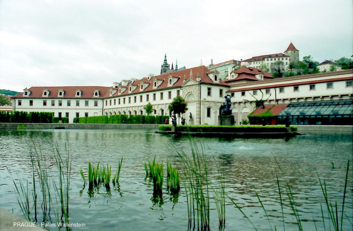 Fiche média no. 51650 PRAGUE – Palais Wallenstein ou Waldstein (Valdstejnský Palác), palais baroque construit de 1623 à 1630 pour Albrecht von Wallenstein. Le Ministère de la Culture est installé dans le Palais