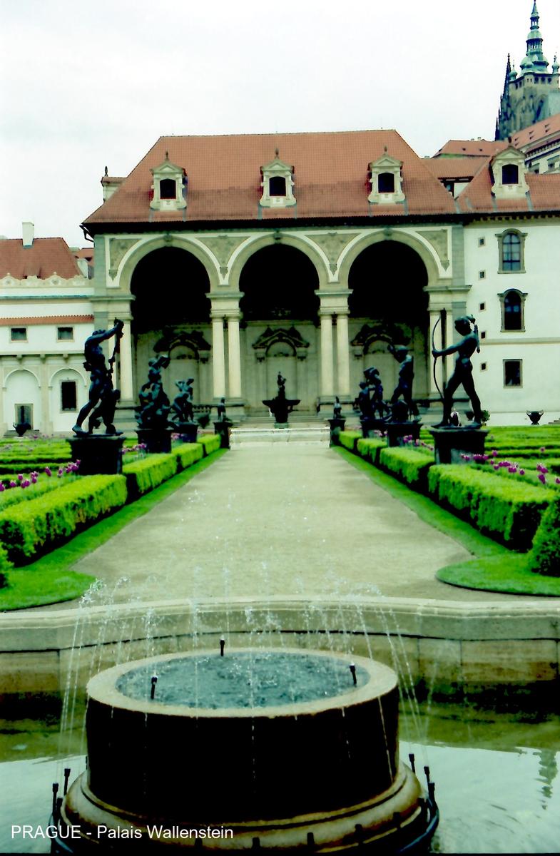 Fiche média no. 51651 PRAGUE – Palais Wallenstein ou Waldstein (Valdstejnský Palác), palais baroque construit de 1623 à 1630 pour Albrecht von Wallenstein. Le Ministère de la Culture est installé dans le Palais