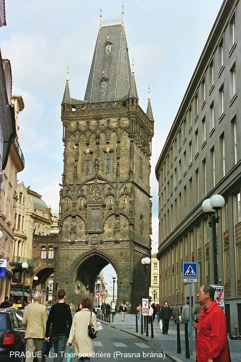 PRAGUE – La Tour poudrière du XVe siècle, ancienne entrée monumentale de la Vieille-Ville 