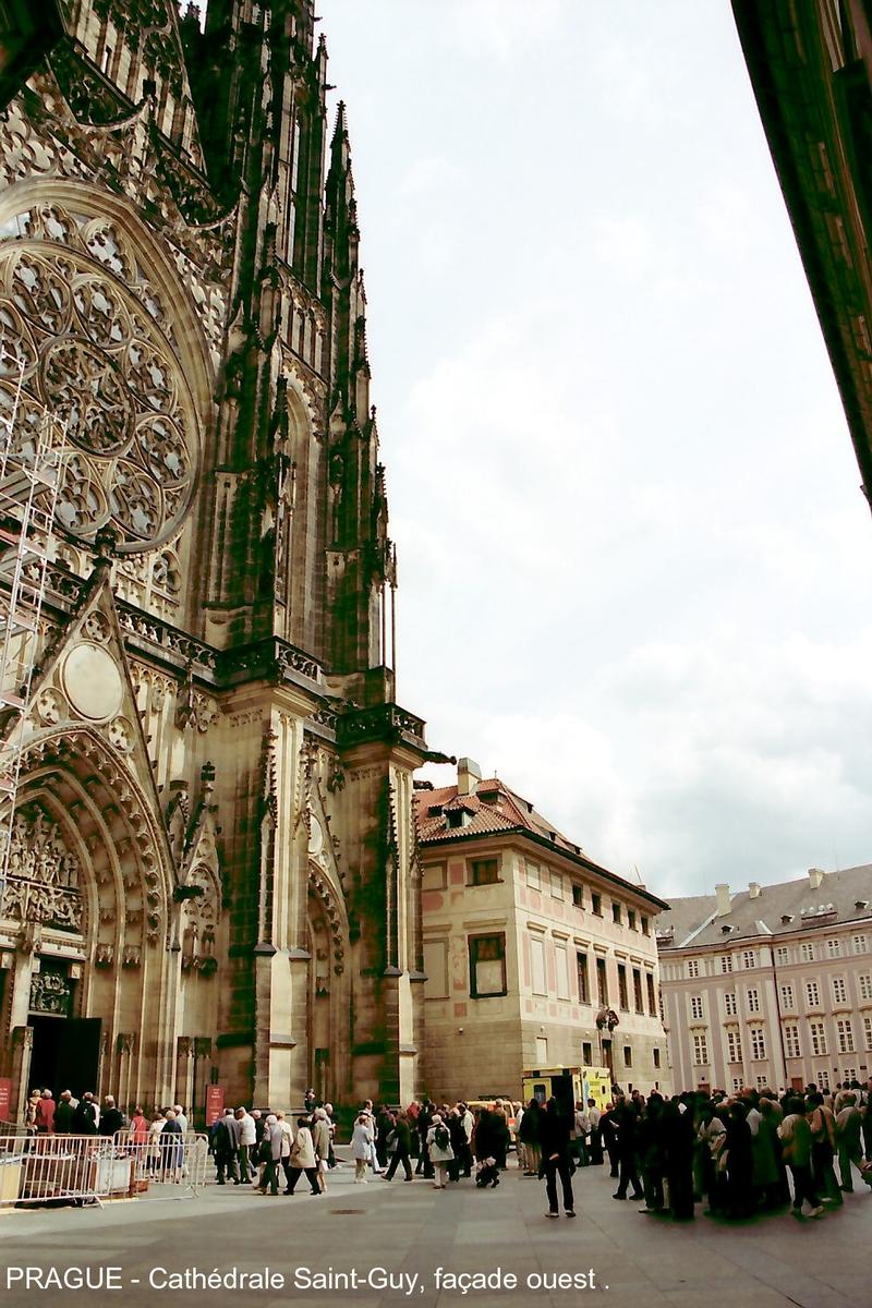 Fiche média no. 51585 PRAGUE – Le Château –La Cathédrale Saint-Guy (katadrála Sv.Vita), c'est la plus grande cathédrale du pays. Commencée en 1344, sa construction s'est achevée en 1929 sur la façade ouest
