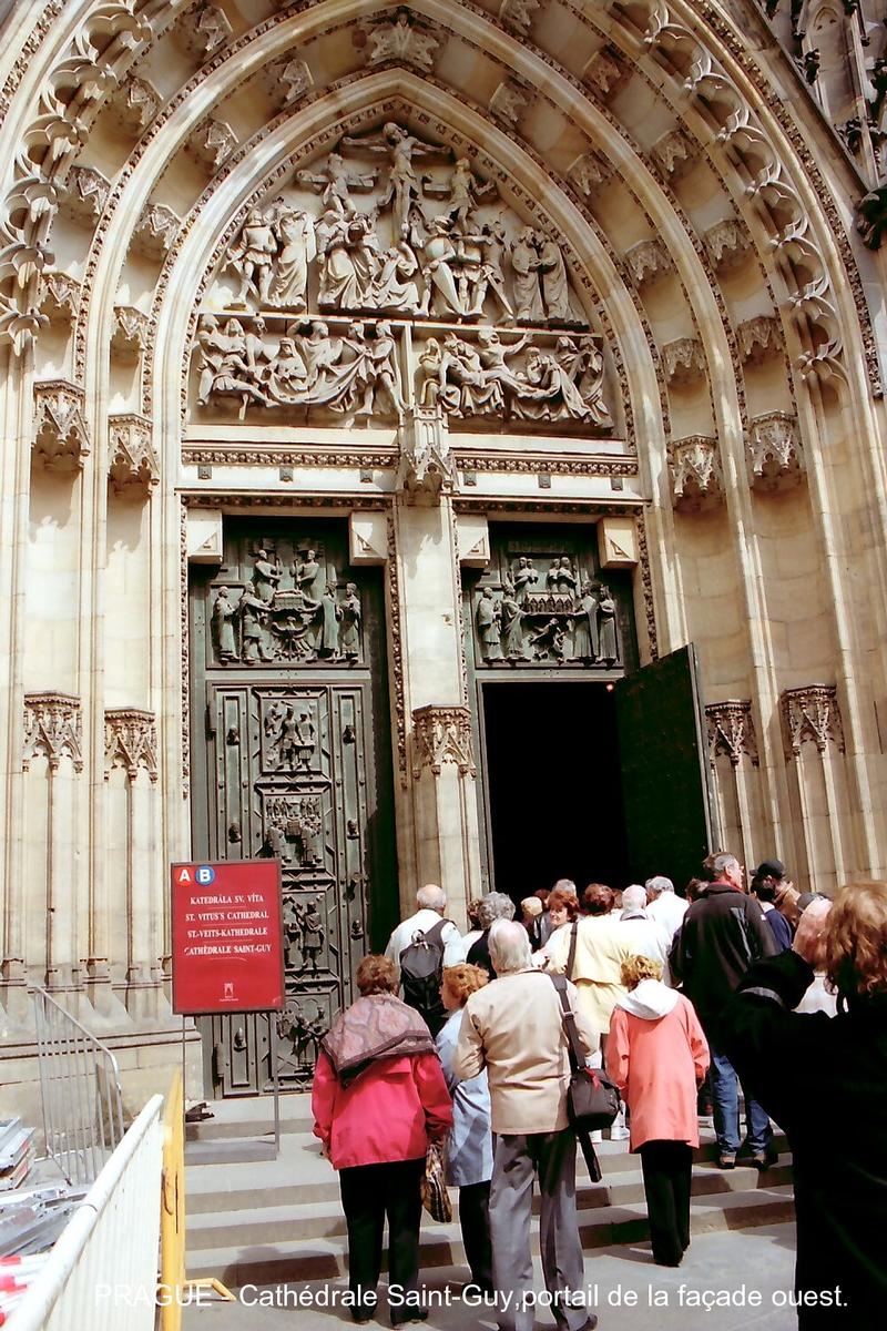 Fiche média no. 51586 PRAGUE – Le Château –La Cathédrale Saint-Guy (katadrála Sv.Vita), c'est la plus grande cathédrale du pays. Commencée en 1344, sa construction s'est achevée en 1929 sur la façade ouest