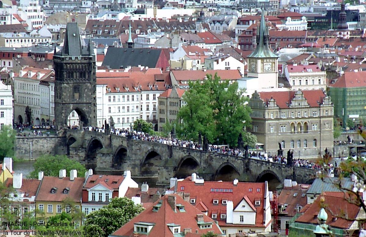 Fiche média no. 51104 PRAGUE – Pont Charles (Karlův most), un des premiers ponts en pierres construits en Europe (14e siècle), encadré par deux portes monumentales