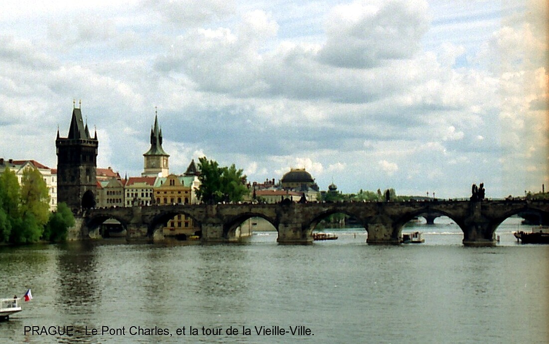 Fiche média no. 51105 PRAGUE – Pont Charles (Karlův most), un des premiers ponts en pierres construits en Europe (14e siècle), encadré par deux portes monumentales