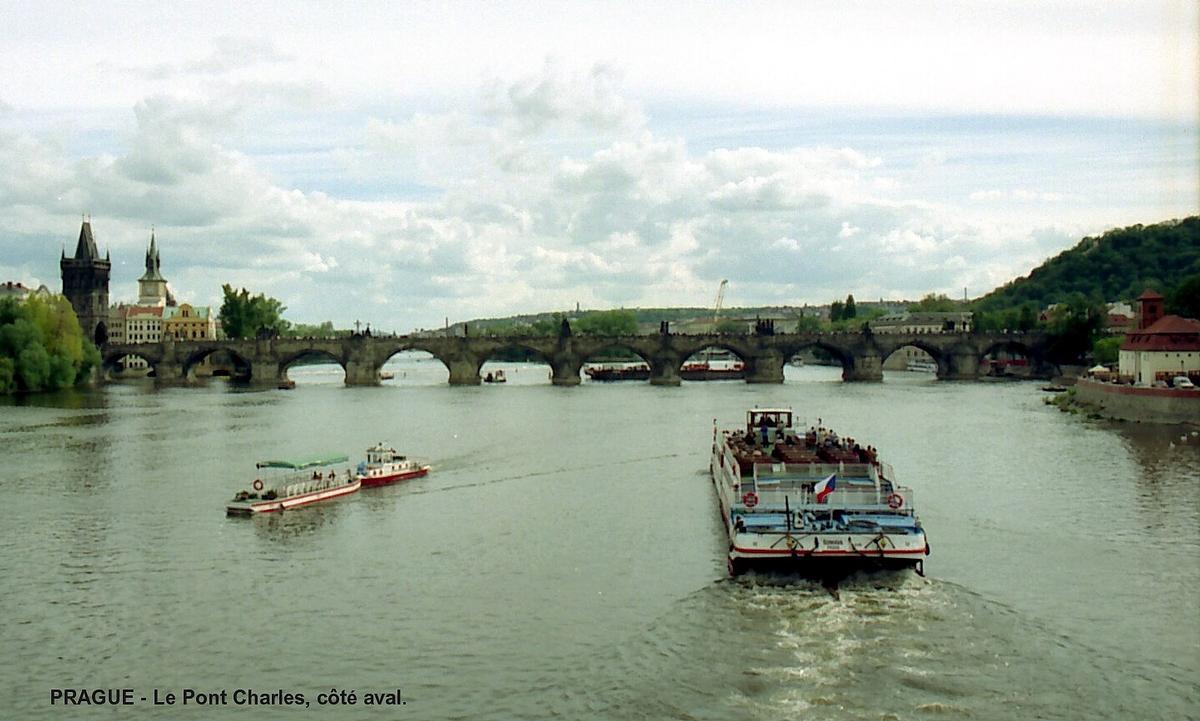 Fiche média no. 51106 PRAGUE – Pont Charles (Karlův most), un des premiers ponts en pierres construits en Europe (14e siècle), encadré par deux portes monumentales