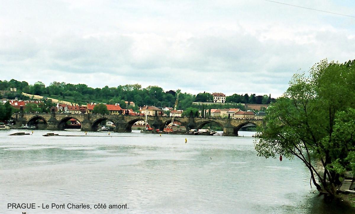 Fiche média no. 51107 PRAGUE – Pont Charles (Karlův most), un des premiers ponts en pierres construits en Europe (14e siècle), encadré par deux portes monumentales