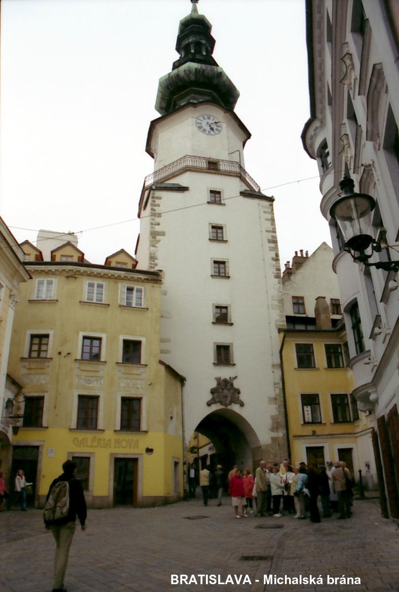 Fiche média no. 50962 BRATISLAVA – Porte Saint-Michel (Michalská brána), construite sur un socle gothique du XIVe cette tour baroque du XVIIIe s'élève à 51m. C'est l'unique vestige des fortifications médiévales