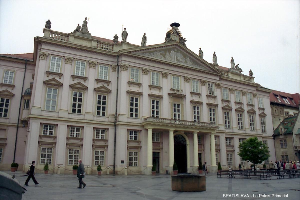 Fiche média no. 50963 BRATISLAVA – Palais Primatial, ancien Palais archiépiscopal construit de 1778 à 1781. C'est l'Hôtel-de-Ville actuel de Bratislava. Ici fut signé, le 25 décembre 1805, le Traité de Presbourg