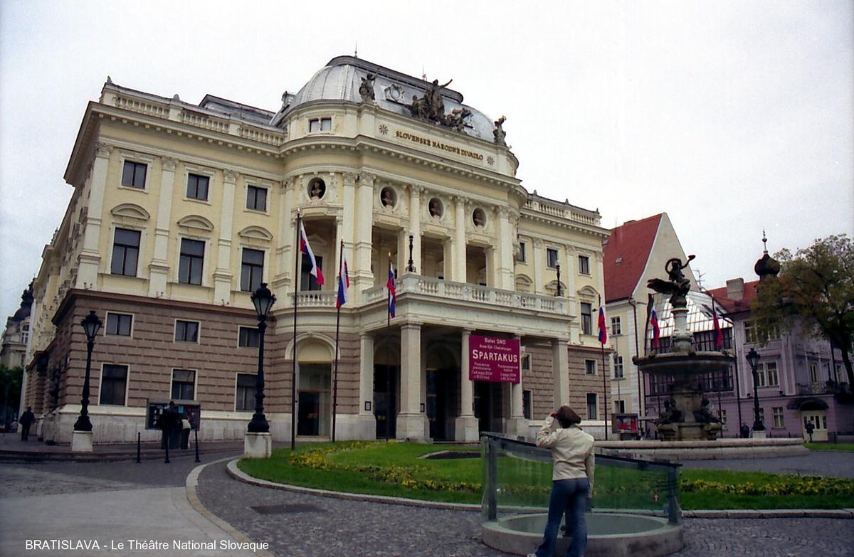Fiche média no. 50961 BRATISLAVA – Théâtre National Slovaque, oeuvre des architectes viennois F.Fellner et H.Helmer, cet édifice néo-Renaissance, construit de 1884 à 1886, héberge l'Opéra