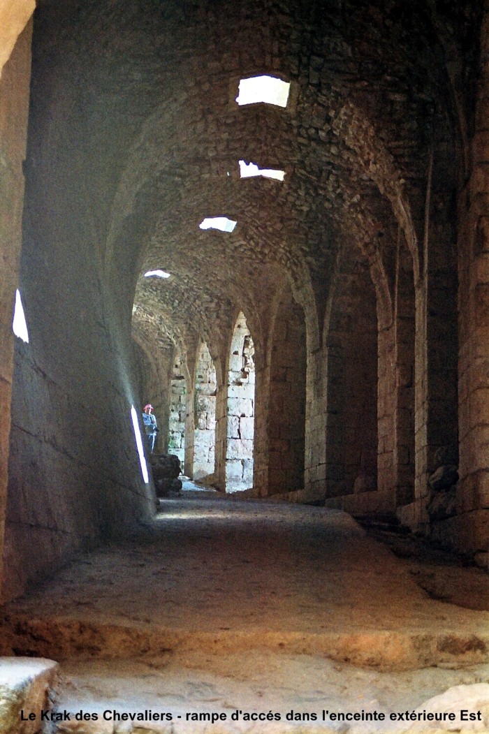 Fiche média no. 52075 KRAK des CHEVALIERS – Construit par l'Ordre des Hospitaliers, pendant un siècle, à partir de 1142. Cette forteresse-garnison, située sur un promontoire, commandait la « Trouée d'Homs » qui relie la Syrie continentale à la Méditerranée