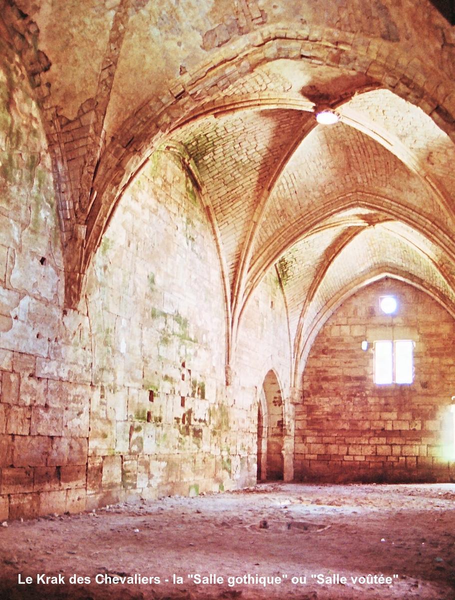 Fiche média no. 52071 KRAK des CHEVALIERS – Construit par l'Ordre des Hospitaliers, pendant un siècle, à partir de 1142. Cette forteresse-garnison, située sur un promontoire, commandait la « Trouée d'Homs » qui relie la Syrie continentale à la Méditerranée