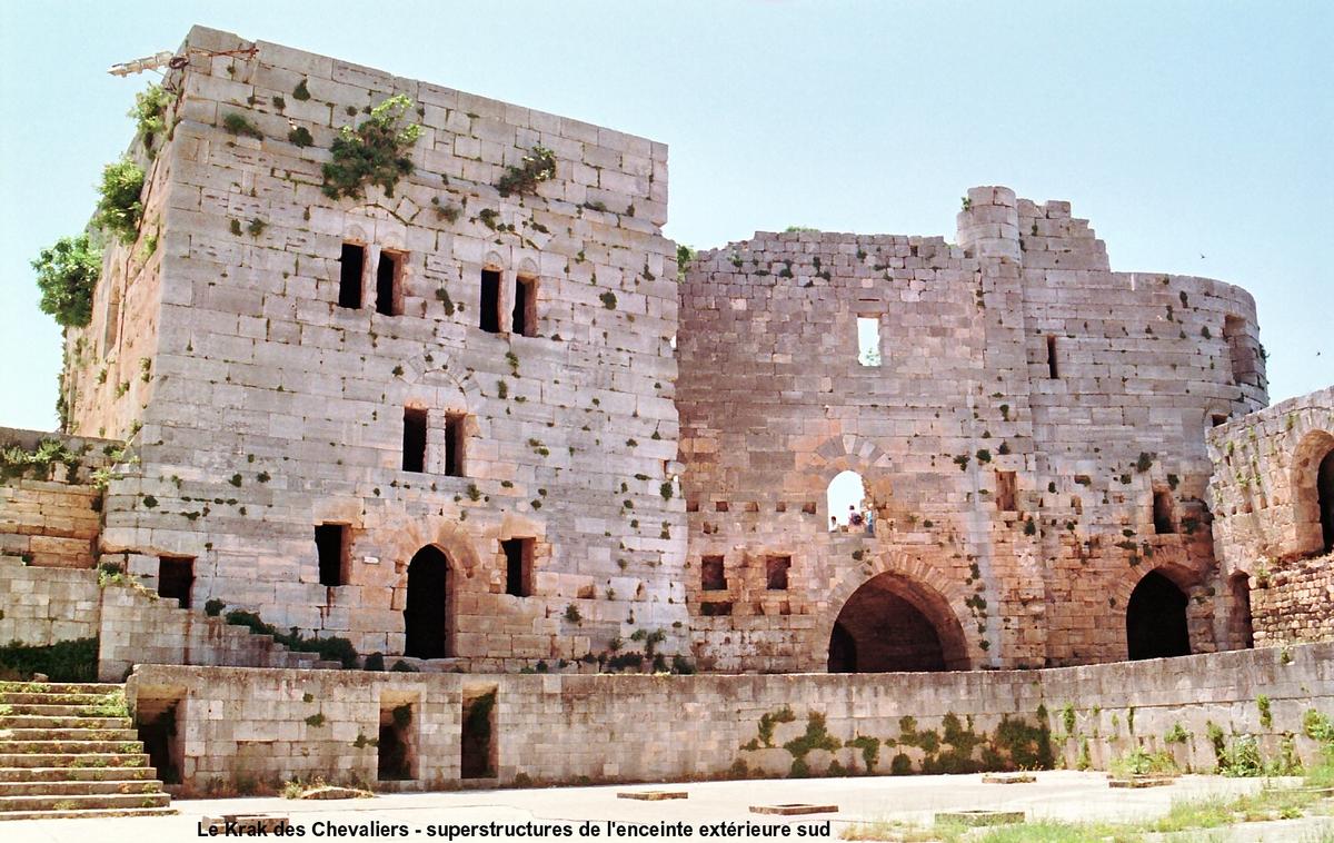 Fiche média no. 52066 KRAK des CHEVALIERS – Construit par l'Ordre des Hospitaliers, pendant un siècle, à partir de 1142. Cette forteresse-garnison, située sur un promontoire, commandait la « Trouée d'Homs » qui relie la Syrie continentale à la Méditerranée