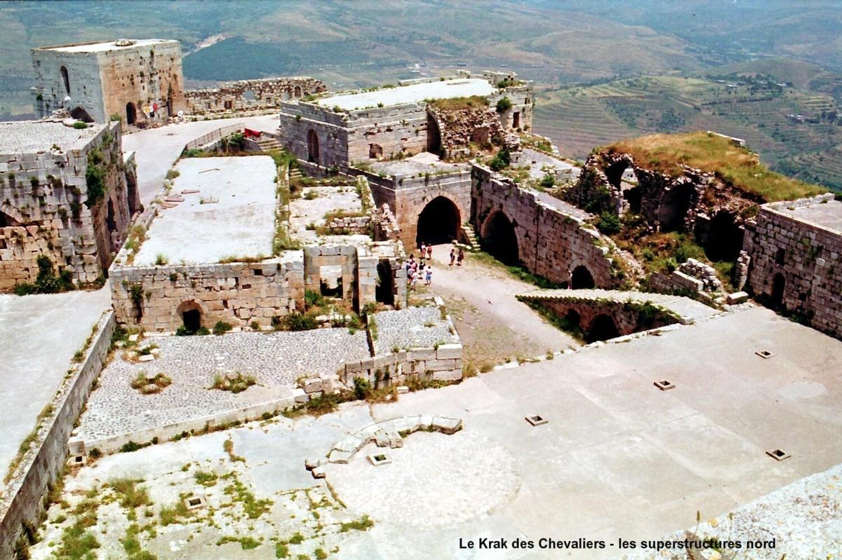Fiche média no. 52061 KRAK des CHEVALIERS – Construit par l'Ordre des Hospitaliers, pendant un siècle, à partir de 1142. Cette forteresse-garnison, située sur un promontoire, commandait la « Trouée d'Homs » qui relie la Syrie continentale à la Méditerranée
