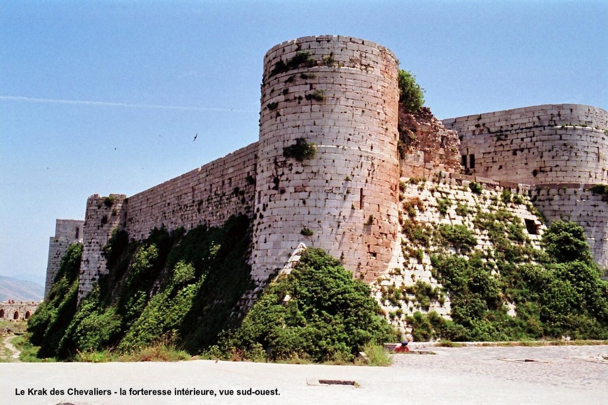 Fiche média no. 52065 KRAK des CHEVALIERS – Construit par l'Ordre des Hospitaliers, pendant un siècle, à partir de 1142. Cette forteresse-garnison, située sur un promontoire, commandait la « Trouée d'Homs » qui relie la Syrie continentale à la Méditerranée