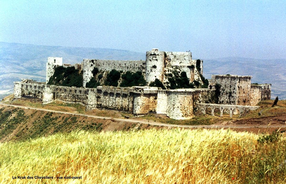 Fiche média no. 52076 KRAK des CHEVALIERS – Construit par l'Ordre des Hospitaliers, pendant un siècle, à partir de 1142. Cette forteresse-garnison, située sur un promontoire, commandait la « Trouée d'Homs » qui relie la Syrie continentale à la Méditerranée