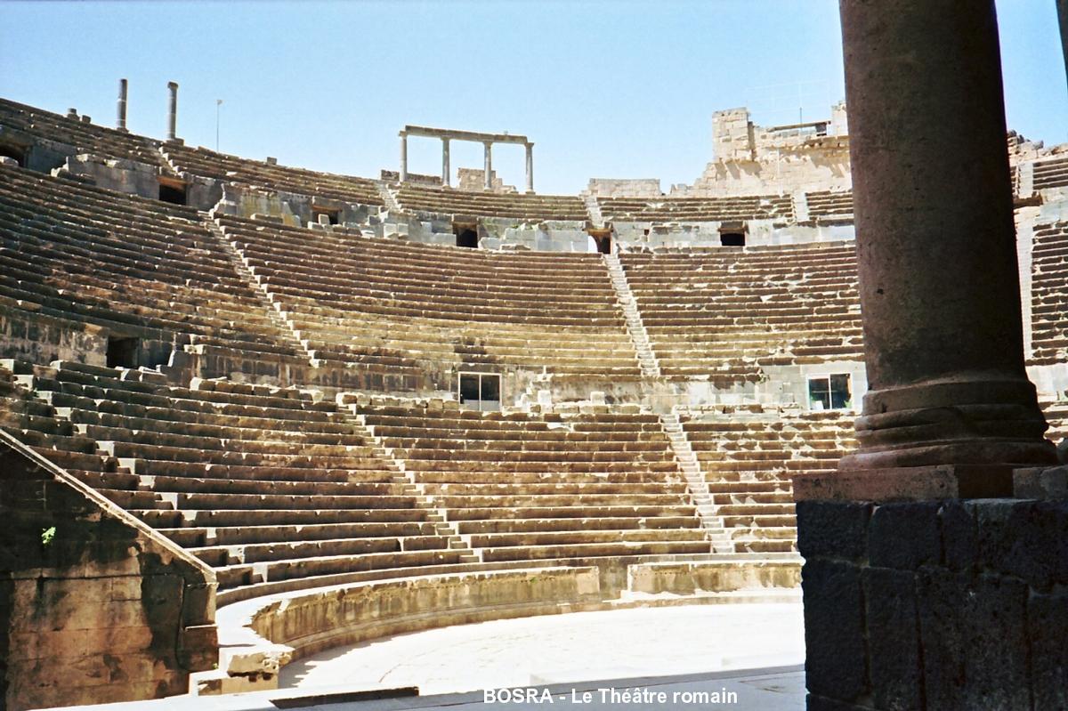 Fiche média no. 60376 BOSRA (BUSRĀ) – Ancienne capitale de la province romaine d'Arabie. Le théâtre construit sur un terrain plat au IIe siècle, transformé en forteresse au VIIIe par les Omeyyades, il fut renforcé au XIIIe par des remparts construits par les Ayyoubides. Sa cavéa pouvait accueillir 15 000 personnes