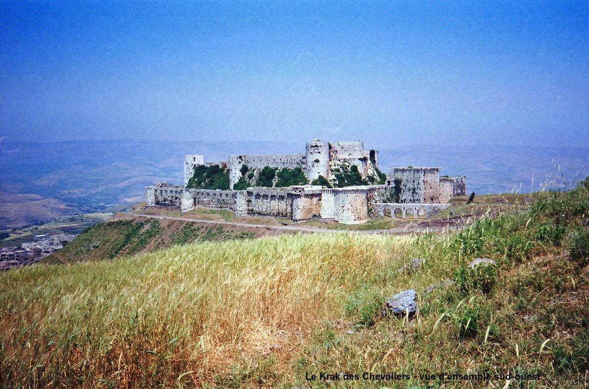 Fiche média no. 52056 KRAK des CHEVALIERS – Construit par l'Ordre des Hospitaliers, pendant un siècle, à partir de 1142. Cette forteresse-garnison, située sur un promontoire, commandait la « Trouée d'Homs » qui relie la Syrie continentale à la Méditerranée
