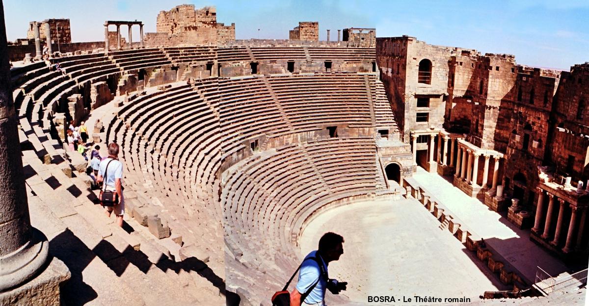 Fiche média no. 60379 BOSRA (BUSRĀ) – Ancienne capitale de la province romaine d'Arabie. Le théâtre construit sur un terrain plat au IIe siècle, transformé en forteresse au VIIIe par les Omeyyades, il fut renforcé au XIIIe par des remparts construits par les Ayyoubides. Sa cavéa pouvait accueillir 15 000 personnes