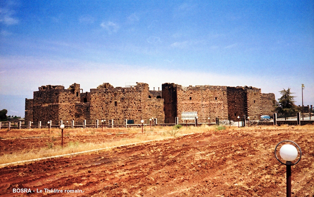 Fiche média no. 60374 BOSRA (BUSRĀ) – Ancienne capitale de la province romaine d'Arabie. Le théâtre construit sur un terrain plat au IIe siècle, transformé en forteresse au VIIIe par les Omeyyades, il fut renforcé au XIIIe par des remparts construits par les Ayyoubides. Sa cavéa pouvait accueillir 15 000 personnes