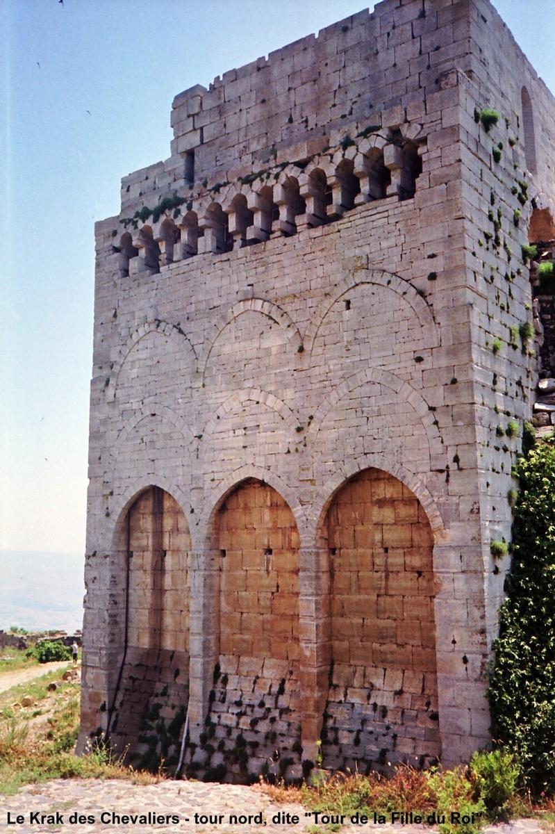 Fiche média no. 52063 KRAK des CHEVALIERS – Construit par l'Ordre des Hospitaliers, pendant un siècle, à partir de 1142. Cette forteresse-garnison, située sur un promontoire, commandait la « Trouée d'Homs » qui relie la Syrie continentale à la Méditerranée