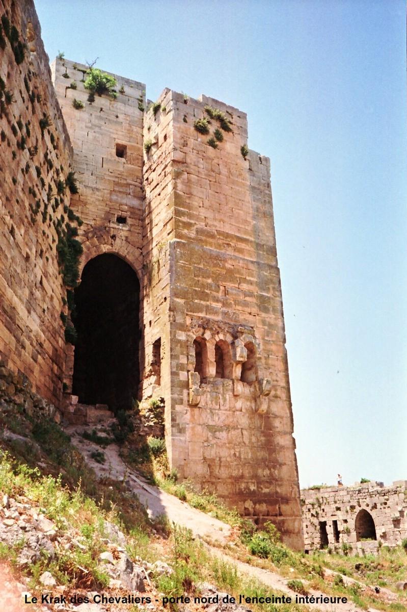 Fiche média no. 52062 KRAK des CHEVALIERS – Construit par l'Ordre des Hospitaliers, pendant un siècle, à partir de 1142. Cette forteresse-garnison, située sur un promontoire, commandait la « Trouée d'Homs » qui relie la Syrie continentale à la Méditerranée