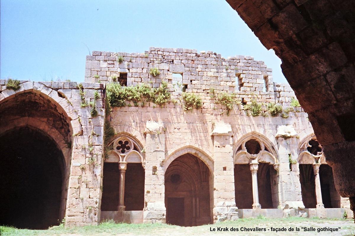 Fiche média no. 52073 KRAK des CHEVALIERS – Construit par l'Ordre des Hospitaliers, pendant un siècle, à partir de 1142. Cette forteresse-garnison, située sur un promontoire, commandait la « Trouée d'Homs » qui relie la Syrie continentale à la Méditerranée