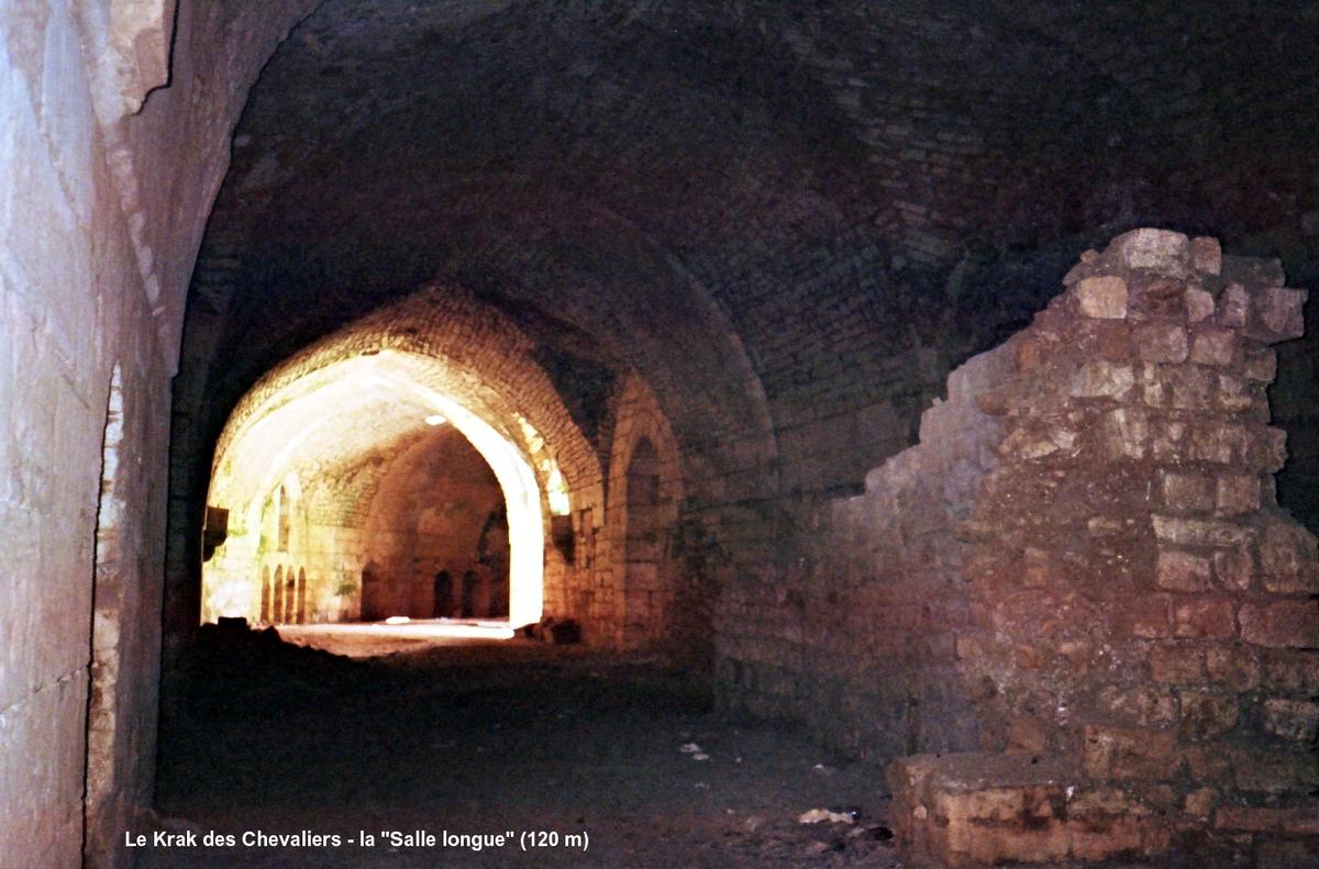 Fiche média no. 52069 KRAK des CHEVALIERS – Construit par l'Ordre des Hospitaliers, pendant un siècle, à partir de 1142. Cette forteresse-garnison, située sur un promontoire, commandait la « Trouée d'Homs » qui relie la Syrie continentale à la Méditerranée
