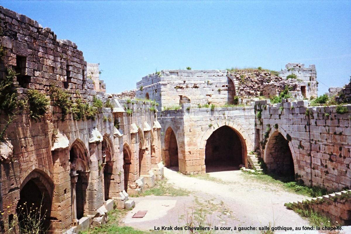 Fiche média no. 52072 KRAK des CHEVALIERS – Construit par l'Ordre des Hospitaliers, pendant un siècle, à partir de 1142. Cette forteresse-garnison, située sur un promontoire, commandait la « Trouée d'Homs » qui relie la Syrie continentale à la Méditerranée