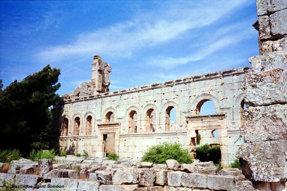Fiche média no. 99995 ALEP – Basilique Saint Siméon, à son achèvement en 490 c'était l'une des plus grandes églises du monde chrétien, son dessin était unique, elle était composée de quatre nefs disposées en croix, autour d'une cour centrale surmontée d'un dôme