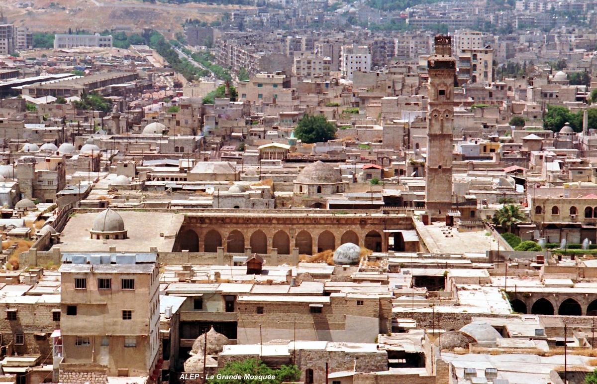 Fiche média no. 108769 ALEP – La Grande Mosquée, sa première construction est des 8e et 9e siècles (dynastie des Omeyyades), l'essentiel des bâtiments actuels date du XIIIe (époque mamelouke). Le clocher de type syrien est du XIe (Seldjoukide)
