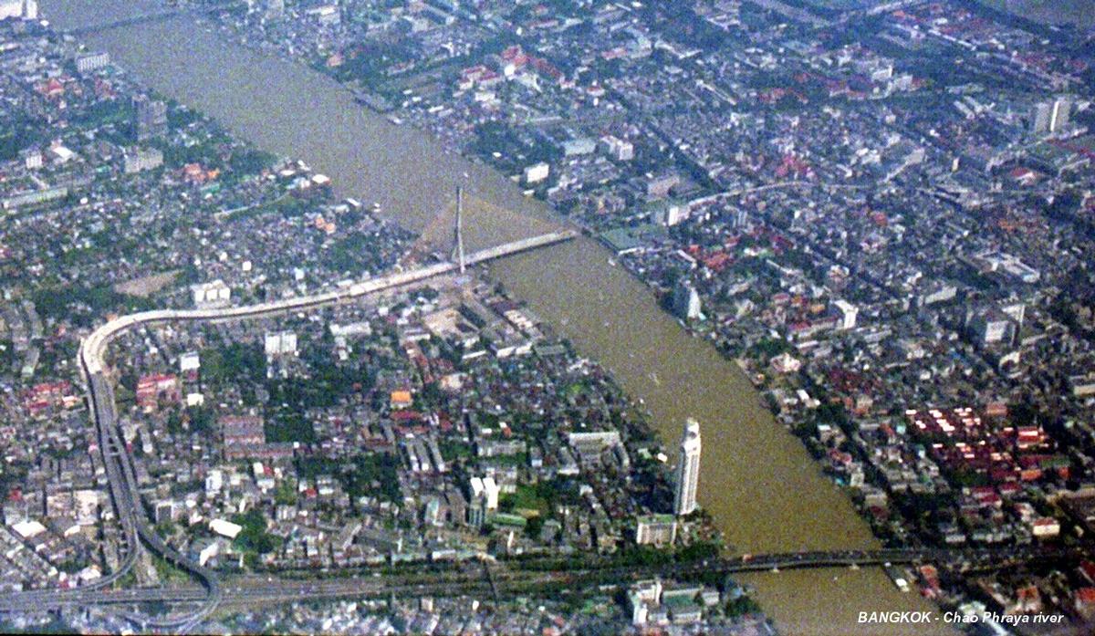Fiche média no. 67480 BANGKOK – Les ponts Phra Pin Klao et Rama VIII sur le Chao Phraya river, le tablier du grand pont à haubans, en construction, approche de la rive gauche