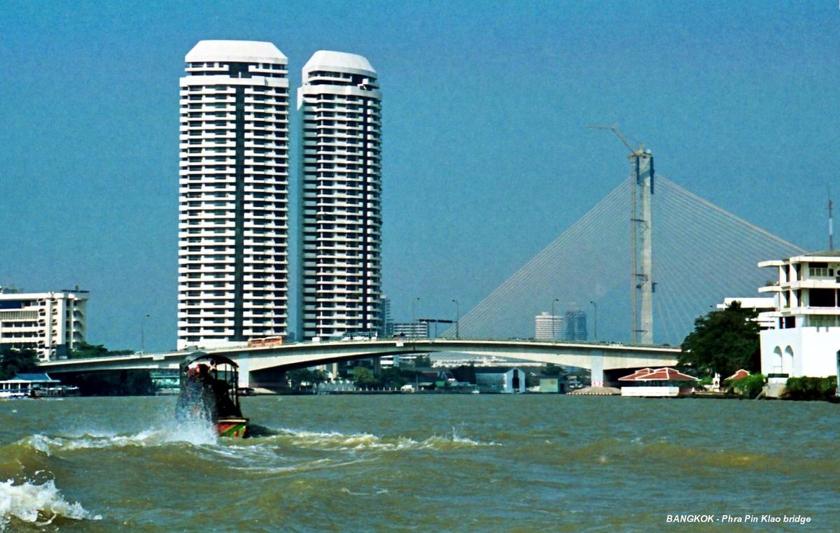 BANGKOK – Phra Pin Klao bridge sur le Chao Phraya river, en amont apparaît le pylone de Rama VIII Bridge 