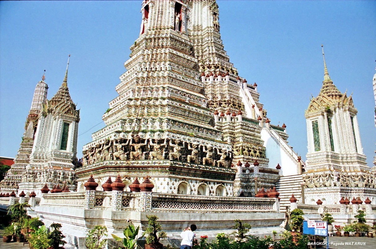 Fiche média no. 67443 BANGKOK – Pagode Wat Arun ( Pagode de l'Aurore), sur la rive droite du Chao Phraya river en face du Grand Palais, c'est un important monument bouddhique de la capitale