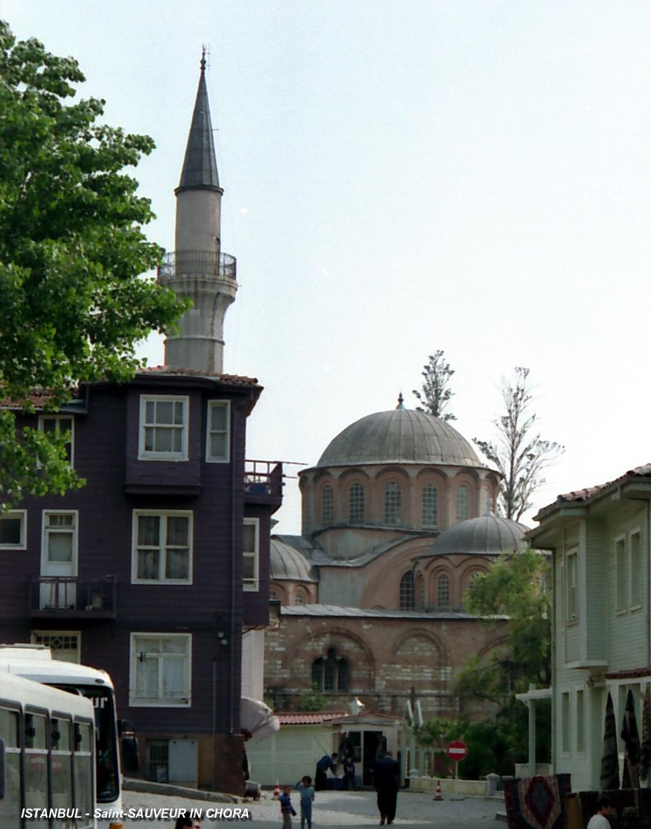 Fiche média no. 109029 ISTANBUL – Musée Saint-Sauveur-in-Chora (musée Kariye), église édifiée au XIe siècle sur l'emplacement d'un premier sanctuaire du Ve siècle. Du XIe au XIVe elle est ornée de mosaïques byzantines. Transformée en mosquée en 1511, les mosaïques sont recouvertes d'une couche de plâtre qui les a préservées jusqu'au XXe siècle, où l'édifice devient musée