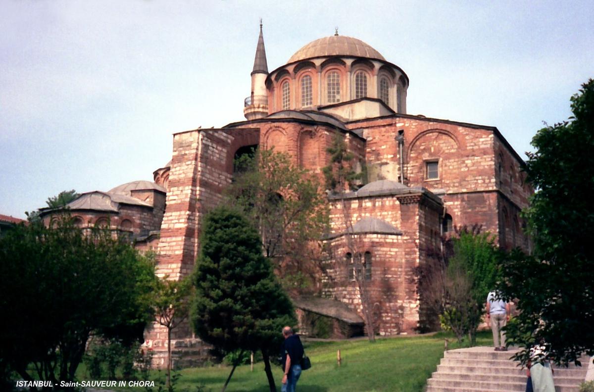 Fiche média no. 109030 ISTANBUL – Musée Saint-Sauveur-in-Chora (musée Kariye), coté jardin, les chevets du paracclésion à gauche et de la nef principale auquel on a adossé un contrefort