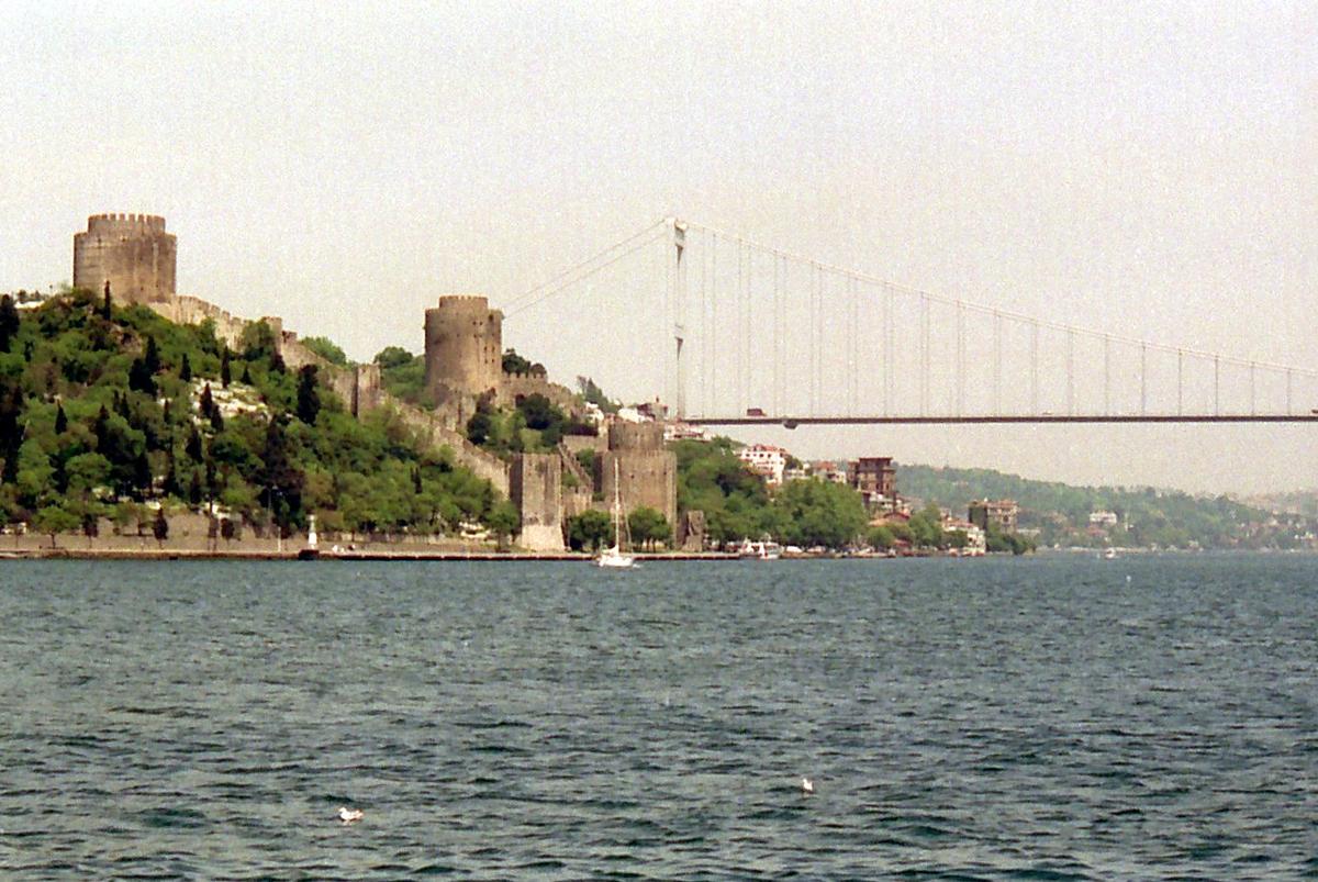 ISTANBUL – Forteresse de Rumeli Hisar, en arrière-plan le pont Fatih Mehmet sur le Bosphore 