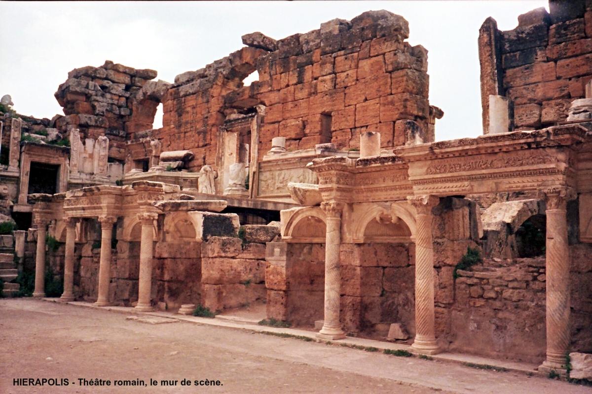 Fiche média no. 52462 HIERAPOLIS (province de DENIZLI) – Ancienne ville thermale de Phrygie, le théâtre, construit sous le règne de Septime Sévere (193-211 ap) pouvait recevoir 12 000 personnes
