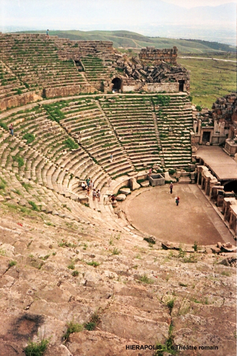 Fiche média no. 52464 HIERAPOLIS (province de DENIZLI) – Ancienne ville thermale de Phrygie, le théâtre, construit sous le règne de Septime Sévere (193-211 ap) pouvait recevoir 12 000 personnes