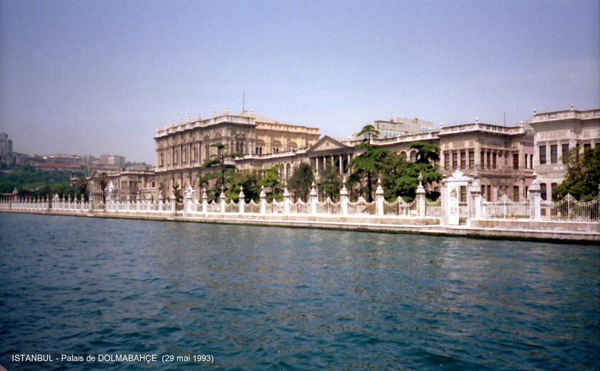Fiche média no. 29403 ISTANBUL - Edifié au 19e siècle, cet ancien Palais du Sultan est aujourd'hui, un musée, un lieu de rencontres artistiques et culturelles, de réceptions officielles