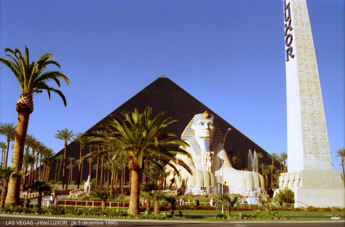 Fiche média no. 27528 LAS VEGAS - Hôtel «LUXOR», les quatre faces de cette pyramide,haute de 140m,contiennent 2526 chambres,réparties sur 30 étages et désservies par 16 ascenseurs installés dans les quatre arêtes