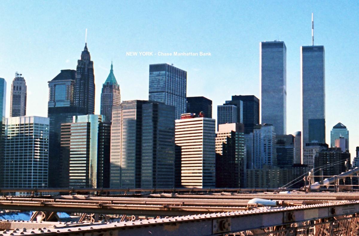NEW YORK, Manhattan–Financial District – Le building de la « Chase Manhattan Bank », vu du pont de Brooklyn 
