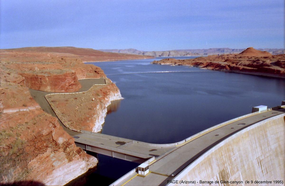 Page (Arizona) - Barrage de Glen Canyon La retenue de ce barrage forme le Lake Powell, d'une capacité de 32 Gm³ (32 milliards de mètres-cubes)