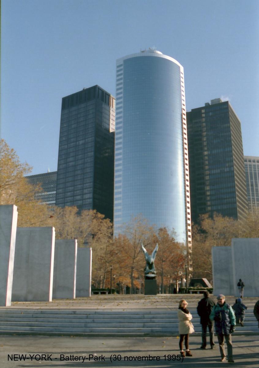 NEW-YORK - Battery-Park, le monument «East coast mémorial» (2e guerre mondiale)et les buildings de State-street 