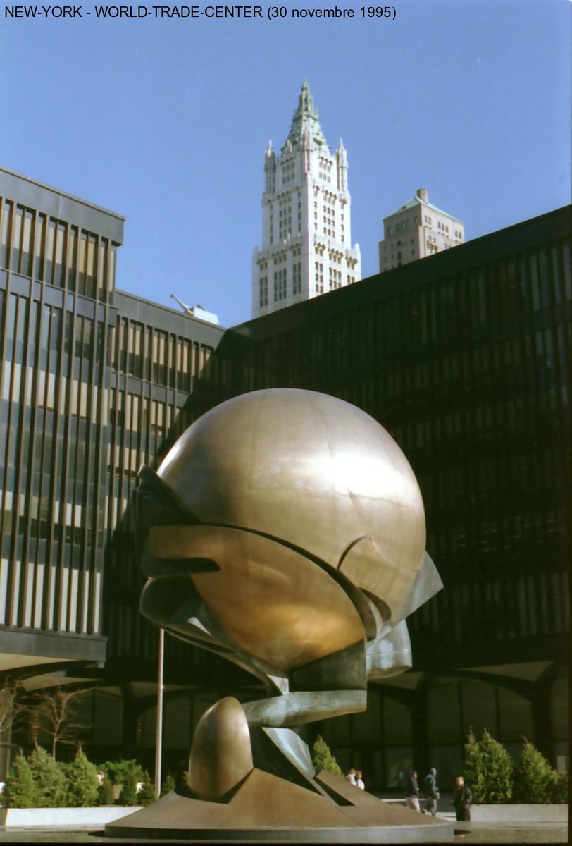 NEW-YORK - World-Trade-center, au milieu de l'esplanade, la «sphère de bronze», oeuvre du sculpteur allemand Fritz König 