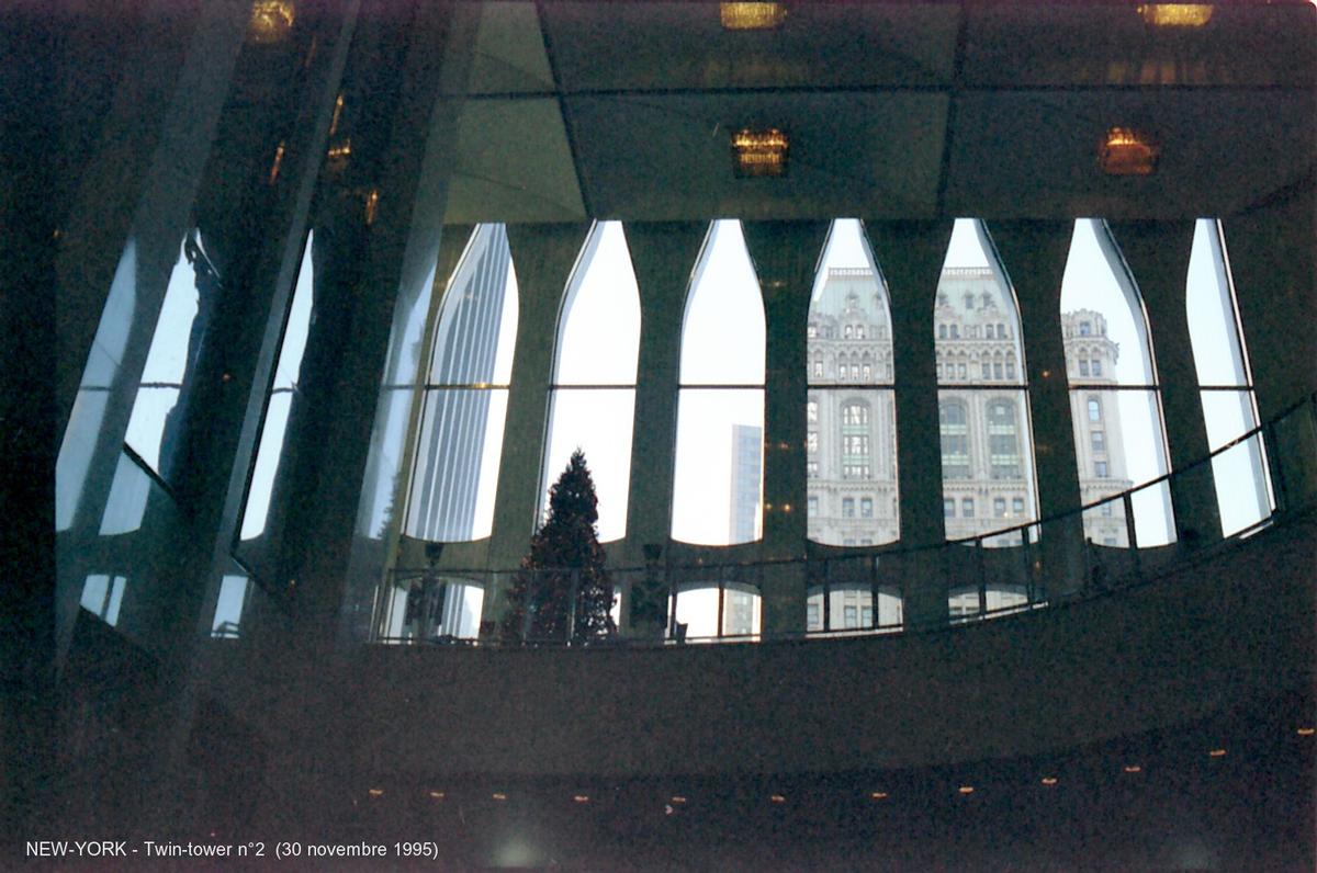Two World Trade Center, in der Aufzugslobby 