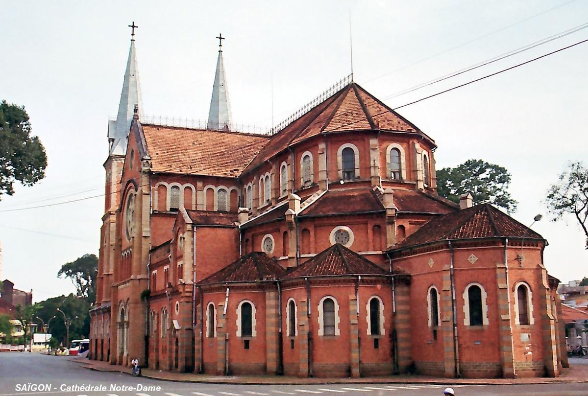 HO CHI MINH Ville – La Cathédrale Notre-Dame (Nha Tho Duc Ba), édifice de style néoroman en briques rouges 